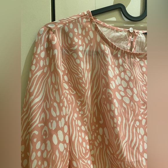 Baby pink blouse with white swirls on it - Picture 3 of 7
